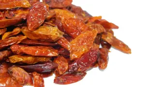 Suszone papryczki peperoncino, idealne do dodania ostrości potrawom.