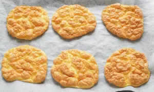 Zamienniki chleba keto: Przepisy i gotowe produkty [2025]