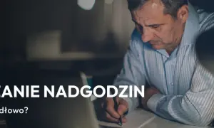 Mężczyzna pochyla się nad dokumentami, pisząc coś długopisem. Temat: rozliczanie nadgodzin, zgodnie z art. 151 kp.