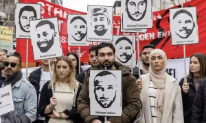 Menschen halten Porträts von Opfern des Hanau-Anschlags hoch. Die Namen der Ermordeten wie Gökhan Gürbüz und Kaloyan Velkov werden gezeigt.