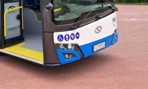 Autobus MZK Suwałki z oznaczeniami dla niepełnosprawnych, rodziców z dziećmi i rowerzystów.