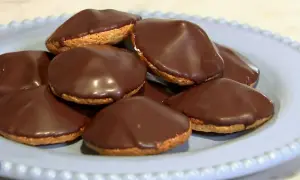 En hög med chokladbiskvier på en ljusblå tallrik. Perfekt för ett chokladbiskvier recept.