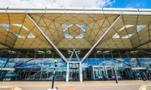 Lotnisko Stansted z nowoczesną, geometryczną konstrukcją dachu. Szukasz, jak najtaniej dojechać z lotniska Stansted do Londynu?