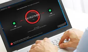 Użytkownik korzysta z laptopa z programem Driver Booster, który pomaga w aktualizacji sterowników, zapewniając płynniejsze działanie gier i komputera.