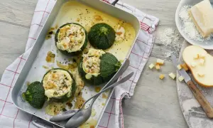 Gefüllte runde Zucchini mit Reis und Käse, ein köstliches runde zucchini rezept, bereit zum Servieren in einer Metallform.