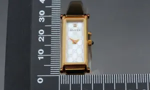 Elegante reloj Gucci mujer antiguo, con esfera nacarada y logo GG. Un tesoro de estilo clásico.
