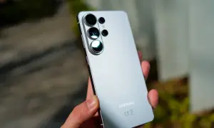 Srebrny Samsung z wieloma obiektywami aparatu, wygląda jak najnowszy samsung.