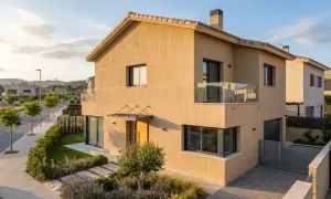 Fachadas de casas monocapa en tonos tierra, con jardín frontal y entrada de madera.