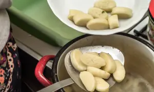 Gotowane kluski śląskie, tradycyjne danie, co można jeść w Wielki Piątek.