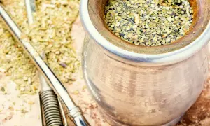 Tradycyjny sposób na to, jak pić yerba mate: metalowe naczynie (matero) z suszem i bombillą, gotowe do zalania.