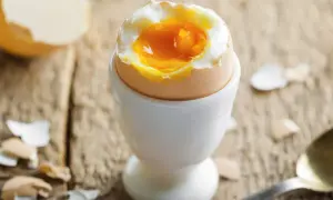 Jajko na miękko w kieliszku, idealne na śniadanie. Czy można jeść jajka przy wysokim cholesterolu? Tak, umiarkowanie!