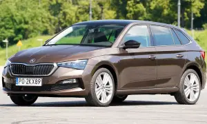 Brązowa Skoda Scala na zewnątrz, idealna do miasta. Wiele pozytywnych skoda scala opinie potwierdza jej wszechstronność.