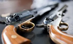 Czy broń czarnoprochowa jest legalna? Nowe zasady i rejestracja