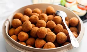Un cesto di croccanti olive all'ascolana, un classico del cibo marchigiano, pronte per essere gustate.