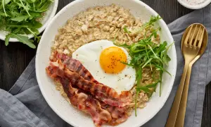 Herzhaftes Frühstück: Haferflocken mit Spiegelei, Speck und Rucola. Wer sagt, dass man Haferflocken abends essen muss? Dieses Gericht ist perfekt für einen energiegeladenen Start in den Tag.