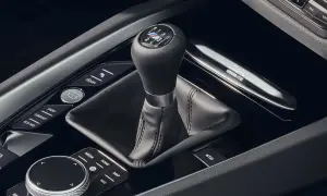 Detaljbild på en BMW automatlåda med växelspak och körlägesknappar.