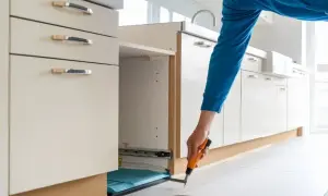 O ile cofnąć cokół w szafkach kuchennych, aby uniknąć błędów?