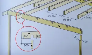 Detaljerad ritning av en takstol med hammarband. Visar mått och vinklar för träkonstruktionen.