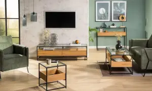 Nowoczesny salon z betonową ścianą i meblami, gdzie beton i drewno tworzą stylowe połączenie.