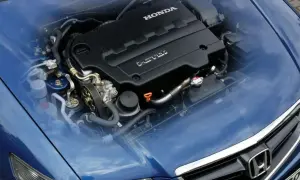 Silnik Hondy z napisem i-DTEC. Jego praca to akord vii, który napędza auto.