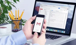 Na tablecie widać ekran Gmail, a obok telefon z ikoną poczty. Jak wylogować się z konta Google na tablecie?