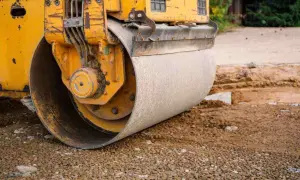 Zagęszczanie gruntu: Jak wybrać walec ogrodowy bez błędów?