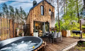 Urokliwe domki letniskowe Kaszuby 2-osobowe nad jeziorem. Relaks w jacuzzi i grillowanie na tarasie wśród drzew.