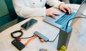 Hub Verbatim z portami USB 3.2 Gen. 1, podłączony do laptopa, telefonu i dysku zewnętrznego.
