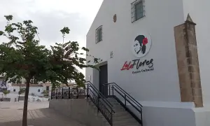 Centro Cultural Lola Flores en la calle Lola Flores. Un árbol solitario adorna la plaza frente al edificio blanco.