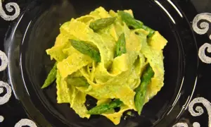 Pasta fresca con asparagi, un piatto cremoso e colorato, ispirato alla ricetta di Benedetta.