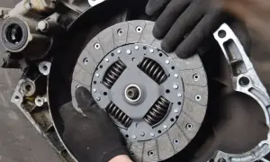 Objawy uszkodzenia sprzęgła wiskotycznego w 4x4, które musisz znać