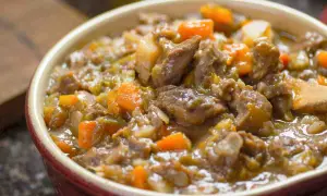 Agnello in umido con carote e patate, un piatto saporito e confortante, perfetto per scoprire come cucinare l'agnello in umido.