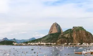 Widok na Zatokę Guanabara z górą Głowa Cukru. Zastanawiasz się, ile trwa lot do Rio de Janeiro?