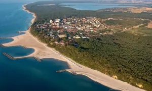 Jarosławiec: zobacz plażę, las i urokliwe domki. Idealne miejsce na wakacje nad morzem.