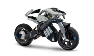 Futurystyczny motocykl Yamaha, z widocznymi ogniwami baterii, prezentuje innowacyjny design. Jego kraj pochodzenia to Japonia.