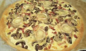 Pizza chèvre lardon crème fraîche: la recette gourmande et facile