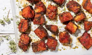 Croccanti crostini pugliesi appena sfornati, dorati e profumati di erbe aromatiche, pronti per essere gustati.