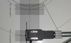 Precyzyjna kalibracja wkładki gramofonowej Sony na szablonie z liniami i wymiarami.