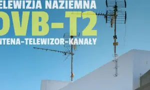Dwie anteny naziemne na dachu, gotowe do odbioru sygnału DVB-T2.