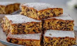 Stapel von saftigen Kuchenstücken mit Schokostückchen, bestäubt mit Puderzucker. Perfekt für einen schnellen Kuchengenuss.