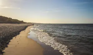 Spacer po plaży w Karwi, idealne miejsce na relaks i odkrywanie atrakcji w okolicy.
