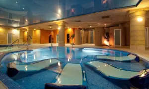 Piscina de hidromasaje con tumbonas integradas, ideal para relajantes sesiones de spa.