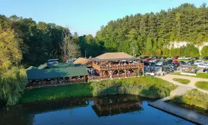 Drewniane restauracje nad wodą, pełne gości. Sprawdź pstrągowo menu cennik i zaplanuj wizytę.