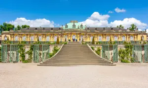 Sonniges Potsdam: Schloss Sanssouci mit langer Treppe lädt zum Erkunden ein. Was kann man in Potsdam machen? Hier!