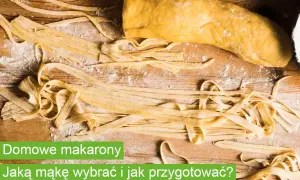 Domowe makarony: jak zrobić tagliatelle z ciasta na desce, posypanej mąką.
