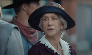 Helen Mirren i en elegant hatt och klänning, som en del av en 1923 serie.
