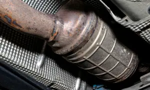 Rdza na katalizatorze Toyoty, możliwy błąd DTC P0420. Widoczny fragment układu wydechowego.