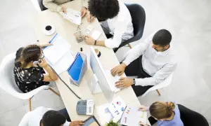 Team di lavoro discute strategie in ufficio, un articolo per il blog HR.