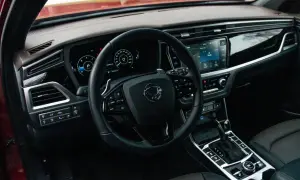 Wnętrze Ssangyong Korando, które często pojawia się w ssangyong korando - opinie użytkowników. Widoczna kierownica, ekran multimediów i panel sterowania.