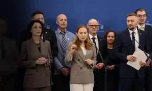 Grupa osób na tle niebieskiej ściany. Kobieta przemawia do mikrofonu, gestykulując. W tle inni mężczyźni i kobiety. Czym Polska 2050 różni się historycznie od nowoczesnej?